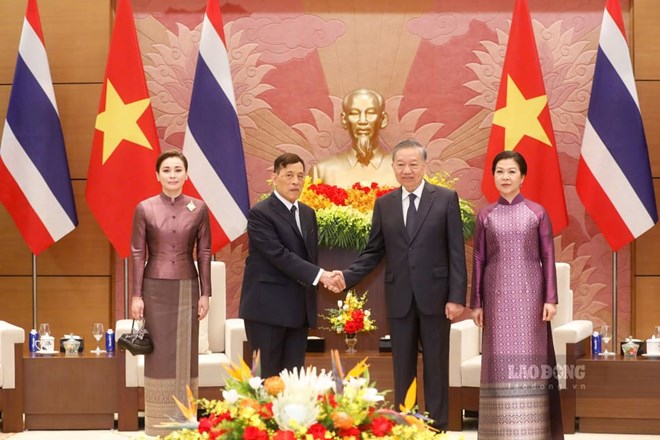 Nhà vua Thái Lan và Hoàng hậu kết thúc tốt đẹp chuyến thăm Việt Nam