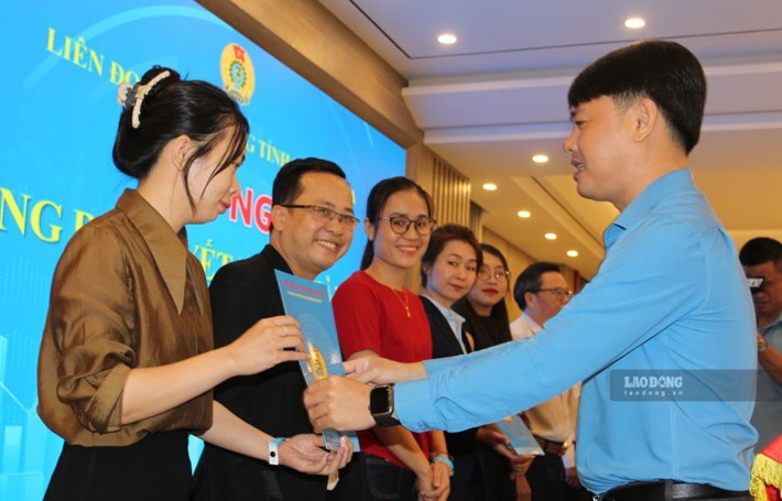 Ông Bùi Hoài Nam - Phó Chủ tịch Ủy ban MTTQ Việt Nam tỉnh, Chủ tịch LĐLĐ tỉnh Khánh Hòa trao quyết định thành lập công đoàn cơ sở cho đại diện các đơn vị. Ảnh: Phương Linh (chụp ngày 15.9.2026)