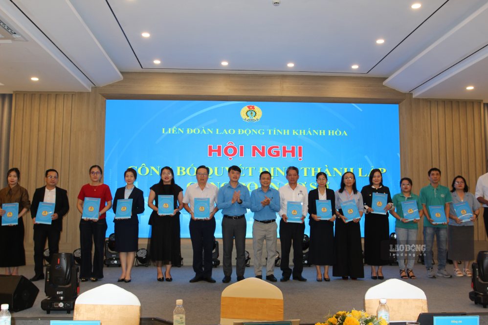 Lãnh đạo LĐLĐ tỉnh Khánh Hòa trao quyết định thành lập công đoàn cơ sở cho các đơn vị. Ảnh: Phương Linh
