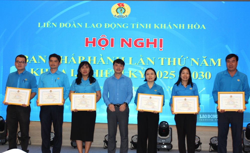 Lãnh đạo LĐLĐ tỉnh Khánh Hòa trao bằng khen cho các cá nhân có thành tích xuất sắc trong công tác vận động phát triển đoàn viên, xây dựng tổ chức công đoàn. Ảnh: Phương Linh