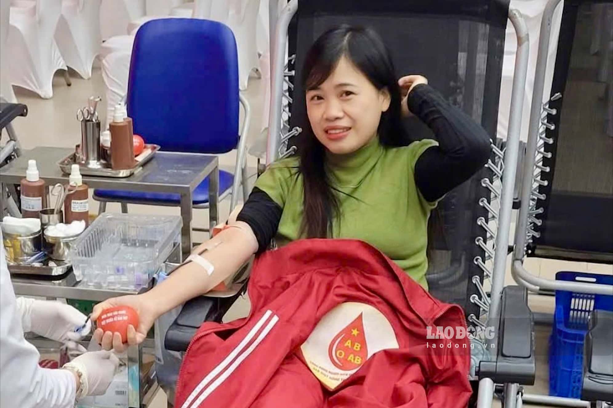 Chị Nguyễn Thị Hồng trong một hoạt động hiến máu. Ảnh: Huyền Anh