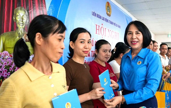 Liên đoàn Lao động thành phố Đà Nẵng công bố quyết định thành phố thành lập Công đoàn cơ sở Công ty TNHH MTV Shin Chang Vina, kết nạp 206 đoàn viên. Ảnh: Công đoàn Đà Nẵng