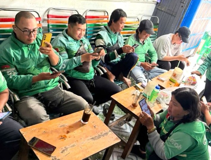 Nghiệp đoàn xe công nghệ Bình Tân nhanh chóng vào cuộc tuyên truyền để đoàn viên lựa chọn cách thể hiện ý kiến phù hợp, bình tĩnh và đúng quy định trước những lời kêu gọi tắt app để phản đối doanh nghiệp trên mạng xã hội. Ảnh: Nghiệp đoàn xe công nghệ Bình Tân cung cấp