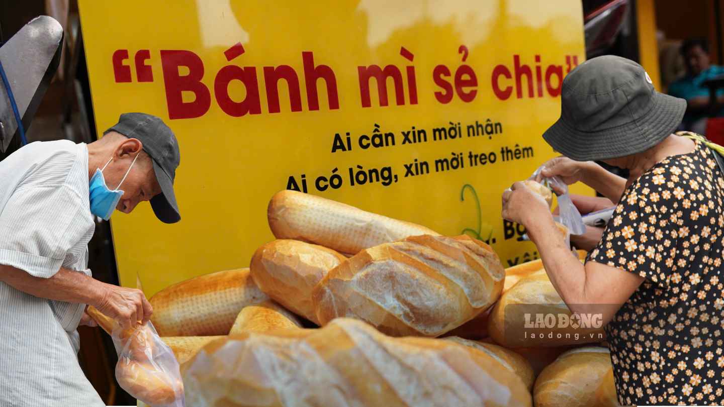 Ấm lòng những điểm đặt bánh mì miễn phí ở TPHCM