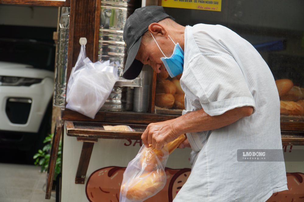 Một chiếc tủ bánh mì đặt trên đường Nguyễn Trãi, trở thành điểm dừng chân của người lao động.