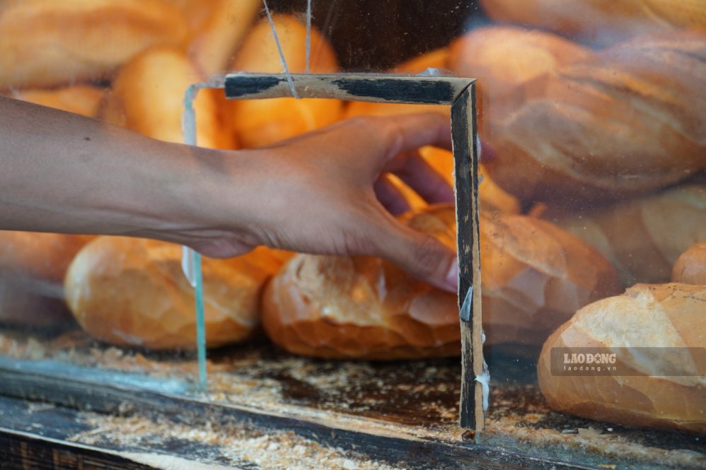 Những ổ bánh mì giản dị được trao đi, góp thêm sự ấm áp giữa nhịp sống đô thị.