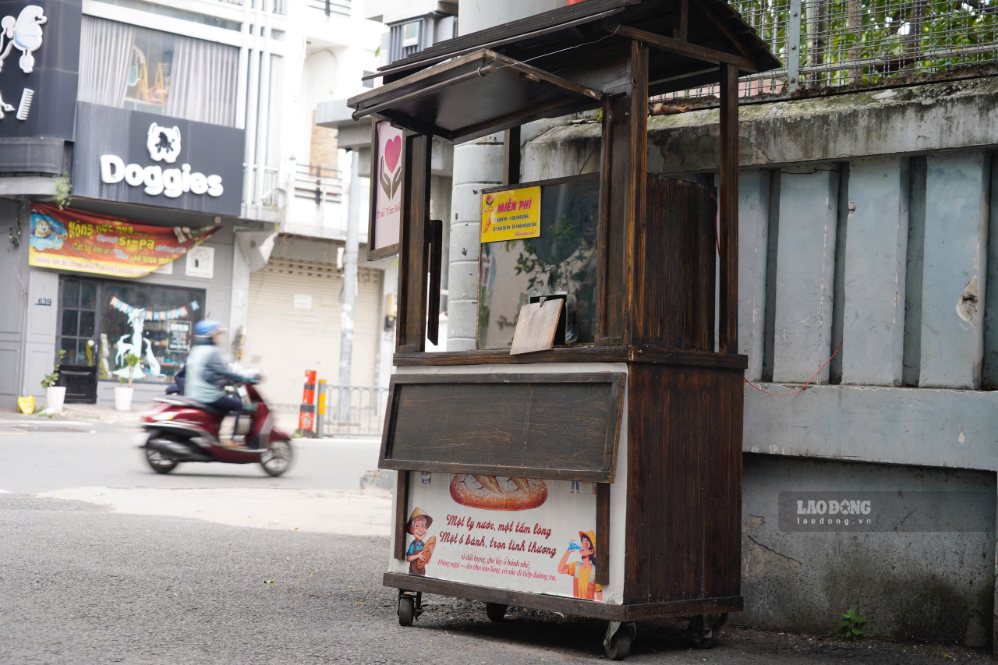 Chiếc xe bánh mì trên đường Nguyễn Đình Chiểu duy trì việc phát bánh đều đặn vào buổi sáng và chiều.