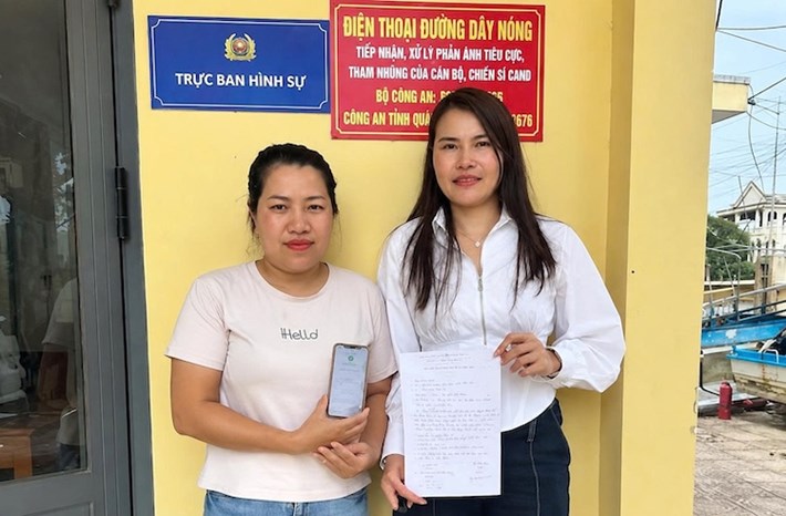 Chị Huyền (trái ảnh) trả lại số tiền mà chị Dung chuyển khoản nhầm vào ngày 17.9. Ảnh: Công an phường Quảng Trị
