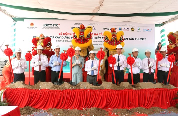 Ông Phan Văn Thắng cùng đại diện lãnh đạo UBND tỉnh, sở, ngành tỉnh Đồng Tháp thực hiện nghi thức động thổ dự án Khu công nghiệp Tân Phước 1. Ảnh: Dongthap.gov.vn