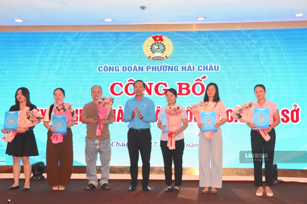 Lãnh đạo Công đoàn phường Hải Châu trao quyết định thành lập và tặng hoa chúc mừng các công đoàn cơ sở mới. Ảnh: Nguyễn Linh chụp ngày 17.9