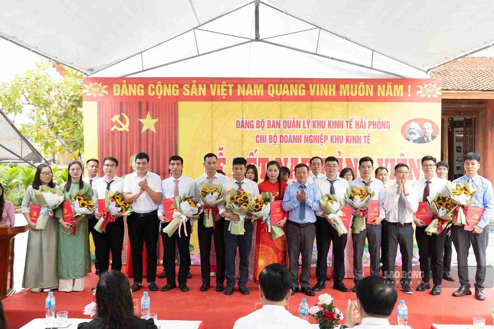 海防市企业64名优秀群众被吸纳为党员