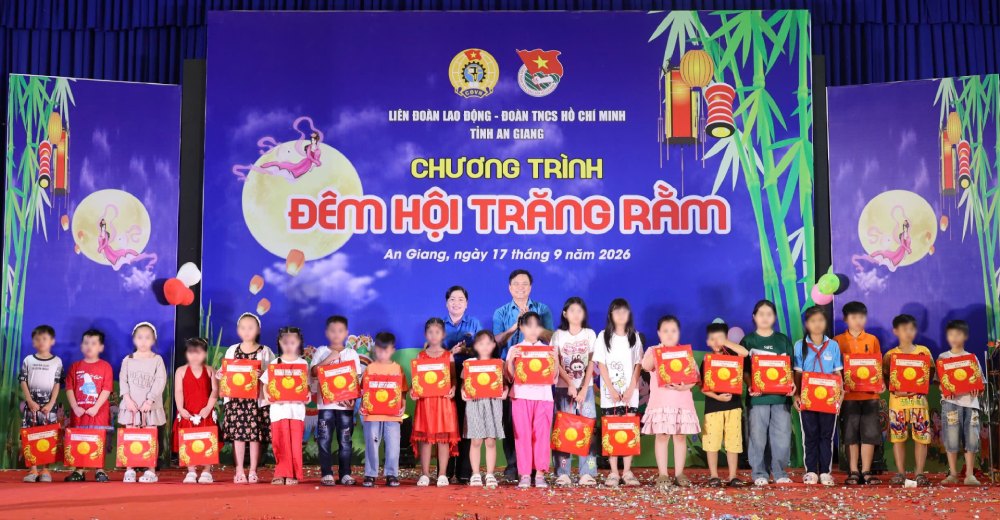 Tặng 210 phần quà cho con đoàn viên, người lao động An Giang trong Đêm hội trăng rằm