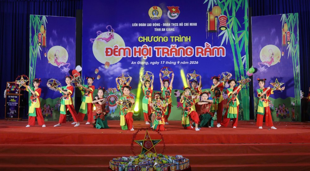 Nhiều tiết mục văn nghệ vui tươi tại chương trình. Ảnh: Minh Mẫn/LĐLĐ An Giang