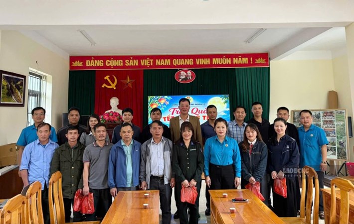 给工会会员和劳动者的孩子们的小礼物,巨大的喜悦。 摄影:安维