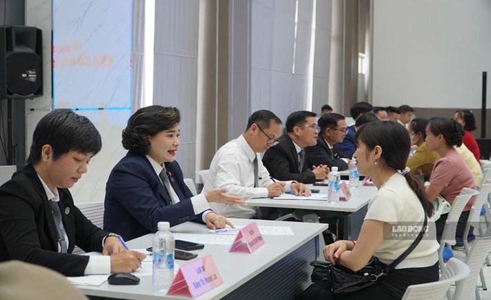 Công nhân, người lao động TPHCM lắng nghe luật sư tư vấn, giải đáp các vấn đề pháp lý hồi 21.6 vừa qua. Ảnh: Như Quỳnh