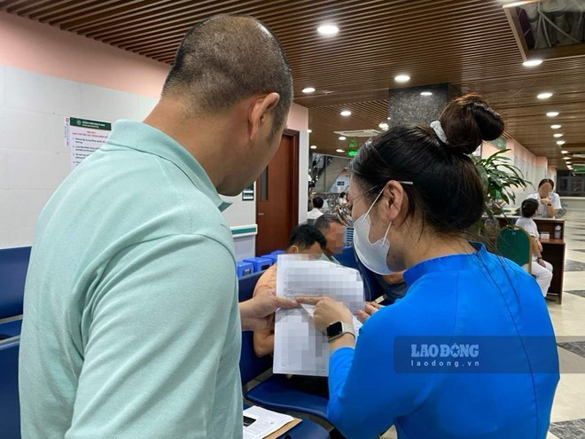 在公共行政服务中心(河内)为民众提供社保手续咨询的干部。图片:翠玲