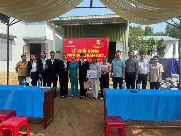 Cơ quan chức năng cùng doanh nghiệp khởi công Nhà Đại đoàn kết hỗ trợ hộ khó khăn vào ngày 17.9. Ảnh: Mặt trận Bắc Khánh Vĩnh