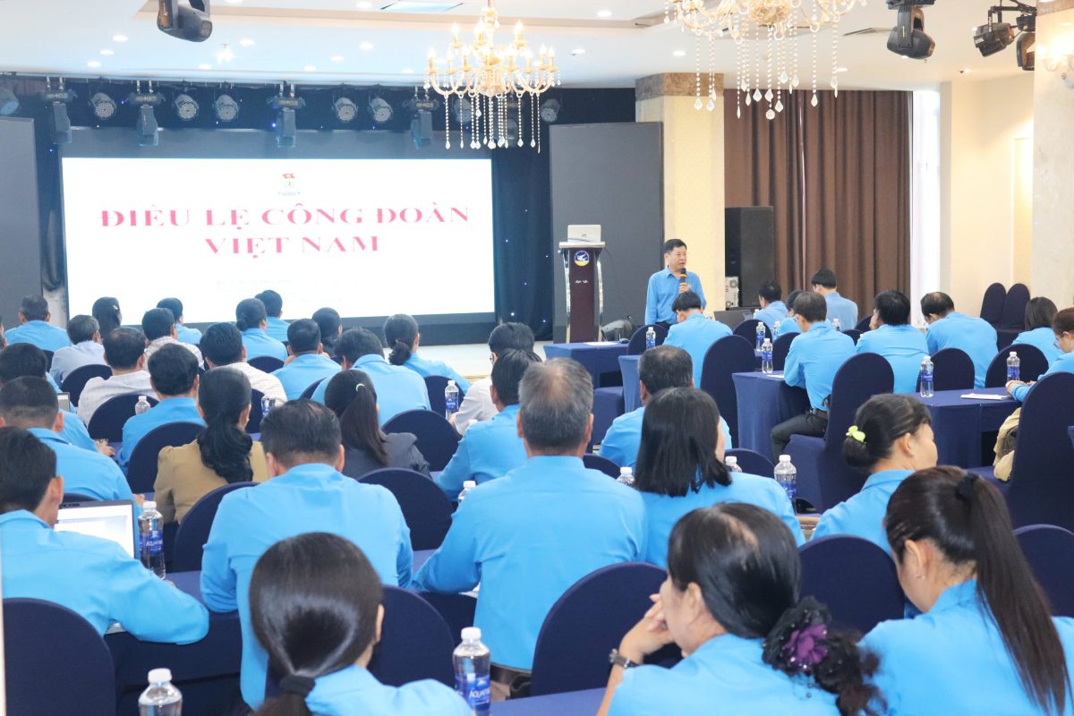 Ông Đoàn Đức Hân - Ủy viên Ban Chấp hành Tổng Liên đoàn, Phó Trưởng ban Quan hệ Lao động trao đổi nghiệp vụ với cán bộ Công đoàn xã, phường. Ảnh: Lưu Hùng