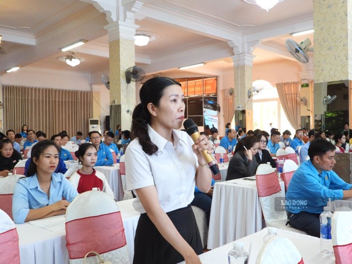 Bà Nguyễn Thị Kim Liên, Chủ tịch Công đoàn cơ sở Trường Mầm non Quốc tế đặt câu hỏi liên quan đến lĩnh vực lương, bảo hiểm xã hội sáng 18.9. Ảnh: Bảo Trung