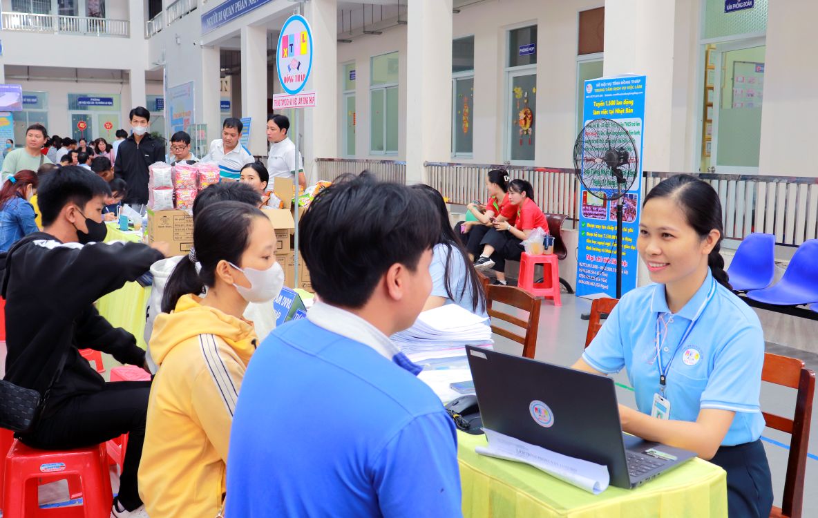 Tuyển dụng, tư vấn việc làm cho lao động tại trụ sở Trung tâm. Ảnh: Trung tâm Dịch vụ việc làm Đồng Tháp
