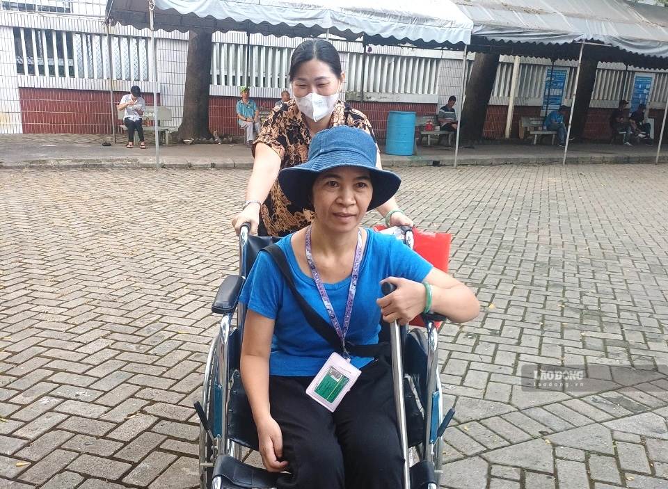 LD26220:女工因中风坐在轮椅上克服逆境,独自抚养3个孩子上学