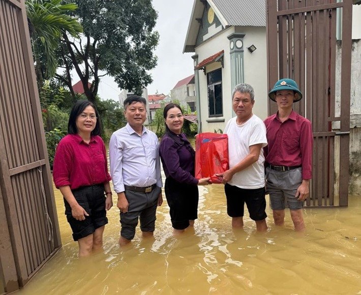 Ủy ban Mặt trận Tổ quốc Việt Nam xã và các tổ chức chính trị - xã hội xã Quảng Bị thăm hỏi, trao hỗ trợ các hộ gia đình bị ảnh hưởng bởi ngập úng trên địa bàn. Ảnh: MTTQ TP

