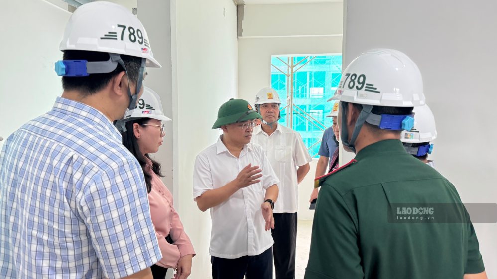 Chủ tịch Tổng LĐLĐVN Nguyễn Anh Tuấn trực tiếp tìm hiểu tiến độ thi công các hạng mục tại dự án nhà ở xã hội Công đoàn Giao Long. Ảnh chụp ngày 18.9.2026 tại Dự án nhà ở xã hội Công đoàn Giao Long. Ảnh: Hoàng Lộc