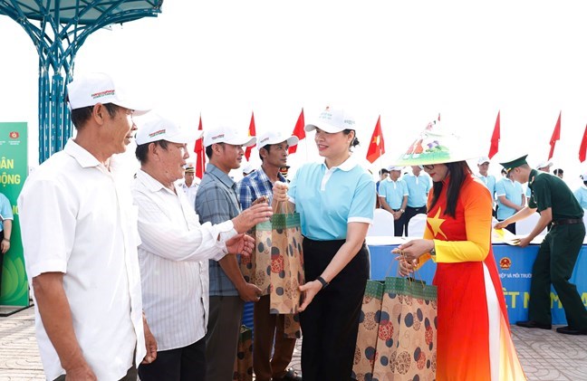 Bà Hà Thị Nga, Ủy viên Trung ương Đảng, Phó Chủ tịch - Tổng Thư ký Ủy ban Trung ương MTTQ Việt Nam tặng quà cho ngư dân tại Lễ phát động Quốc gia phong trào toàn dân chung tay bảo vệ môi trường, vì một Việt Nam xanh - sạch - đẹp. Ảnh: Mặt trận Tổ quốc
