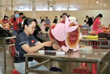 Mang Trung thu đến gần hơn với con công nhân, người lao động