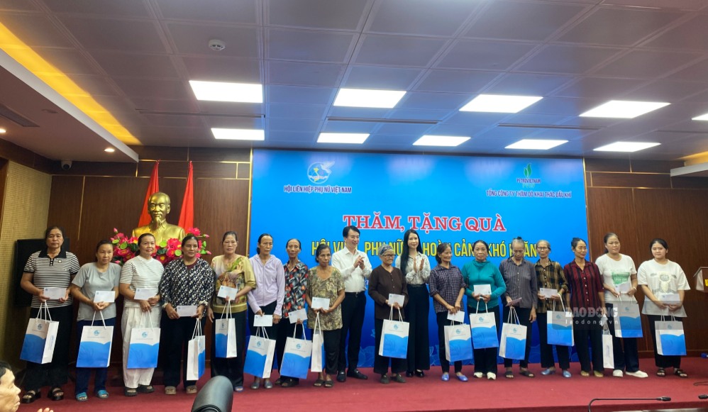 Tặng 100 suất quà cho phụ nữ khó khăn khu vực biên giới biển tại Hải Phòng