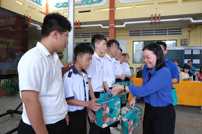 Bà Nguyễn Thị Thu Trinh - Ủy viên Ban Thường vụ Tỉnh ủy, Phó Chủ tịch Thường trực Ủy ban MTTQ Việt Nam tỉnh Tây Ninh trao quà trung thu cho các em học sinh ngày 18.9.Ảnh: Mặt trận Tổ quốc Việt Nam tỉnh Tây Ninh