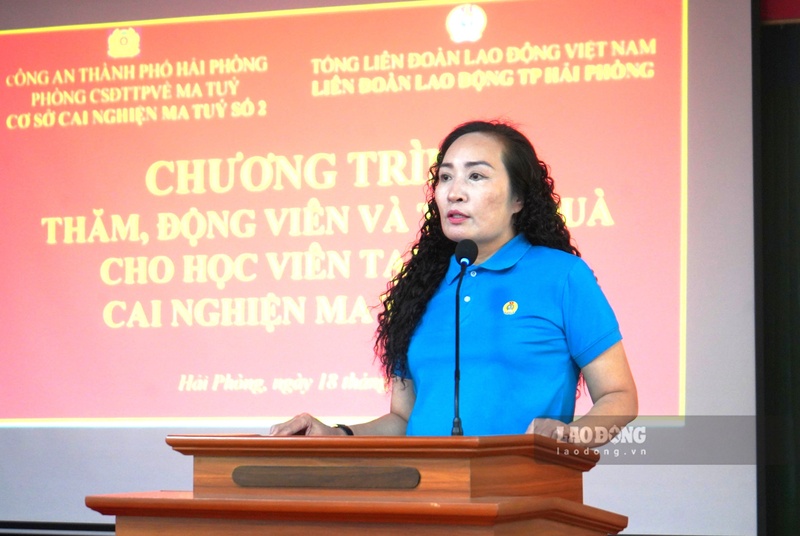 Đại diện lãnh đạo LĐLĐ TP Hải Phòng động viên học viên rèn luyện tốt, chấp hành nội quy, sớm tái hòa nhập cộng đồng. Ảnh: Mai Dung