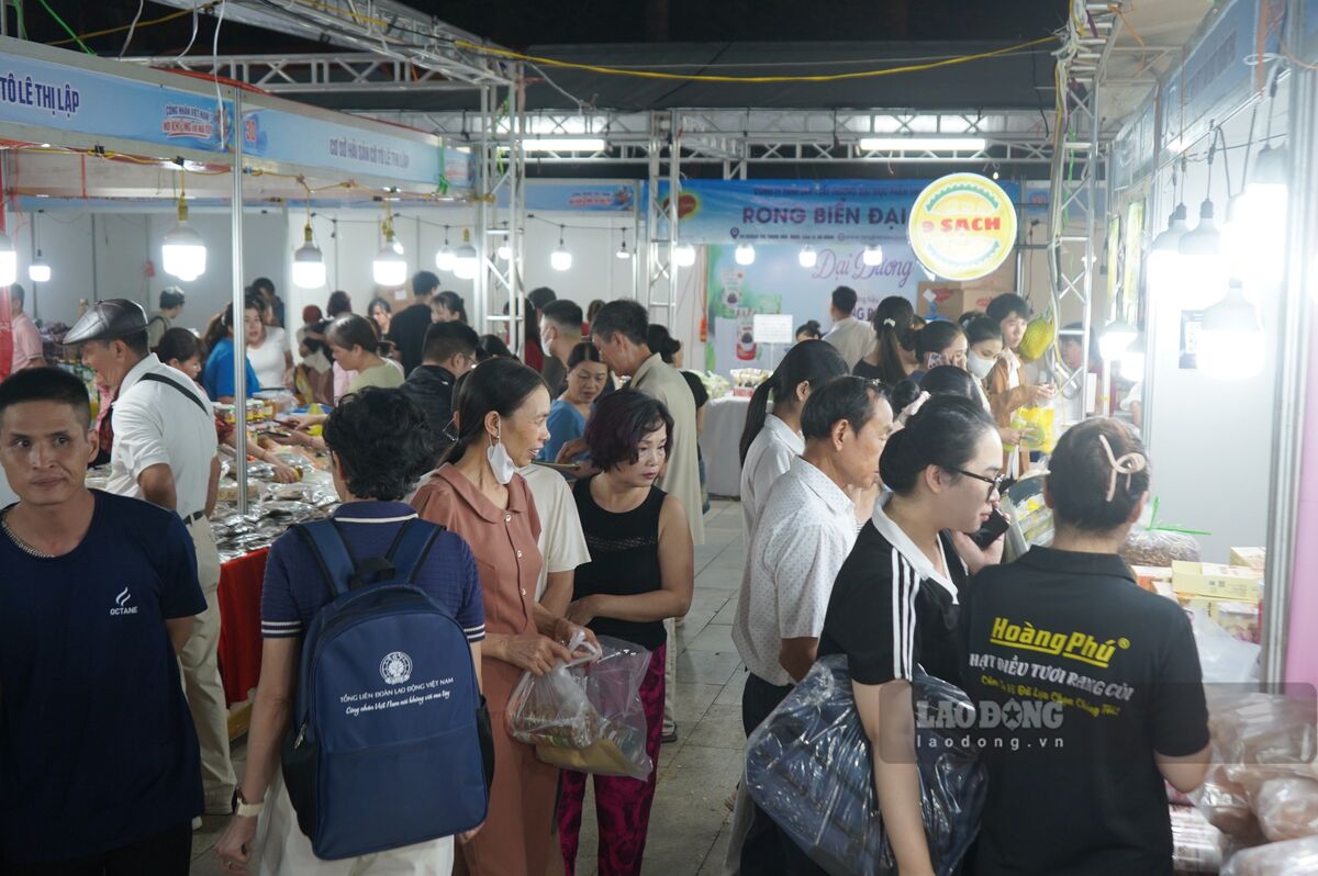 Các gian hàng phúc lợi thu hút đông đảo người lao động. Ảnh: Mai Dung