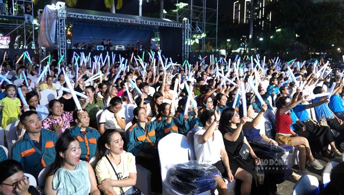Tối 18.9, đông đảo người lao động tham gia Lễ phát động "Công nhân Việt Nam nói không với ma túy - Triệu trái tim, một quyết tâm”. Ảnh: Mai Dung