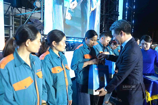 Ông Nguyễn Quang Đức - Ủy viên Trung ương Đảng, Phó Bí thư chuyên trách Đảng ủy Mặt trận Tổ quốc (MTTQ), các đoàn thể Trung ương - tặng quà cho công nhân có hoàn cảnh khó khăn. Ảnh: Mai Dung