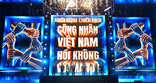 Các đại biểu thực hiện nghi thức bấm nút phát động chiến dịch “Công nhân Việt Nam nói không với ma túy - Triệu trái tim, một nhịp đập“. Ảnh: Mai Dung