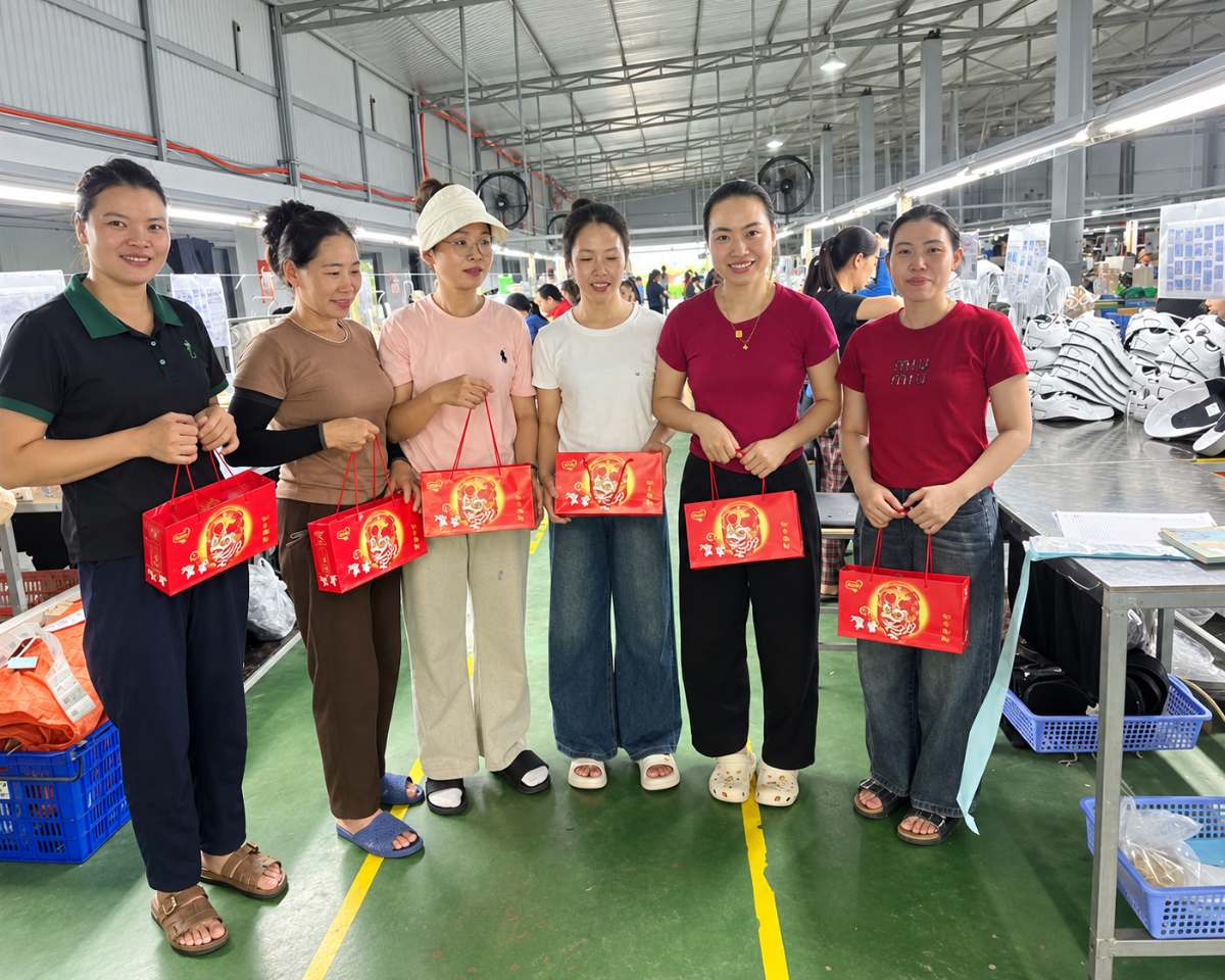 Hơn 1.500 con đoàn viên Công ty Giầy APEX Việt Nam được tặng quà Trung thu