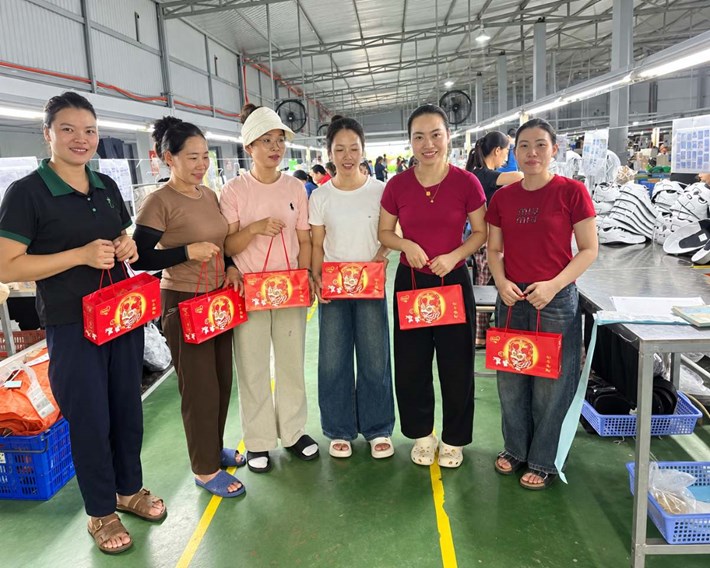 Hơn 1.500 con đoàn viên Giầy APEX Việt Nam được tặng quà Trung thu. Ảnh: Công đoàn Nghệ An