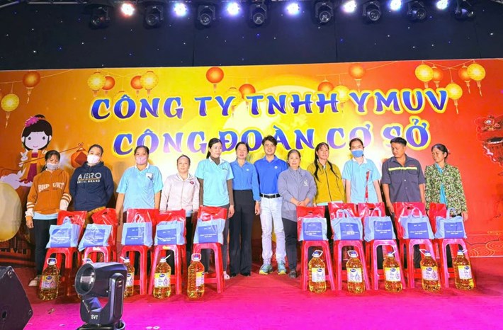 Tại chương trình "Trung thu đoàn viên" tối 18.9, bà Huỳnh Thị Tuyết Vui, Chủ tịch LĐLĐ tỉnh (thứ 6 từ trái sang) trao quà cho đoàn viên, người lao động có hoàn cảnh khó khăn. Ảnh: Thanh Nhàn
