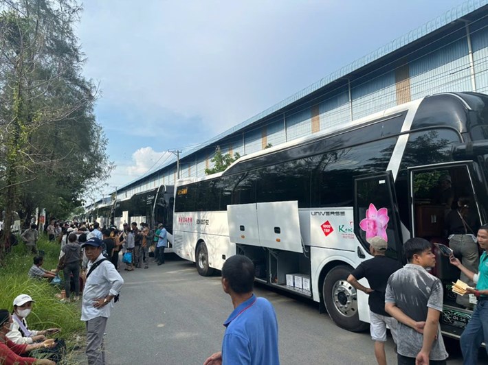 Dòng xe xếp hàng dài đưa hơn 1.300 công nhân từ Đồng Nai đi du lịch biển Nha Trang. Ảnh: Công đoàn Công ty TNHH Chang Shin Việt Nam cung cấp
