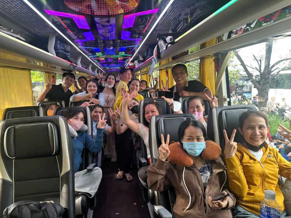 Niềm vui của đoàn viên, người lao động Công ty TNHH Chang Shin Việt Nam trước giờ khởi hành đi du lịch. Ảnh: Công đoàn cung cấp