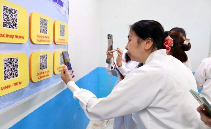 劳动者访问越南乐天有限责任公司的“工会电子书柜”。图片:守油一坊工会