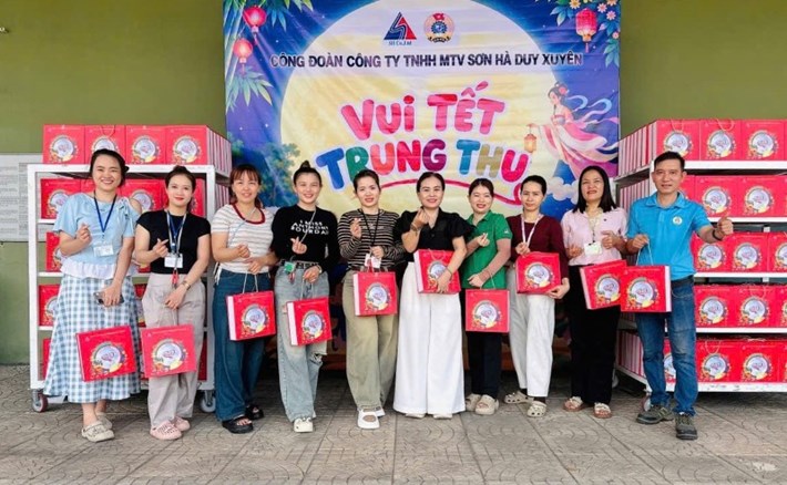 Công đoàn doanh nghiệp ở Đà Nẵng trao 500 suất quà Trung thu cho người lao động. Ảnh: Công đoàn Duy Xuyên