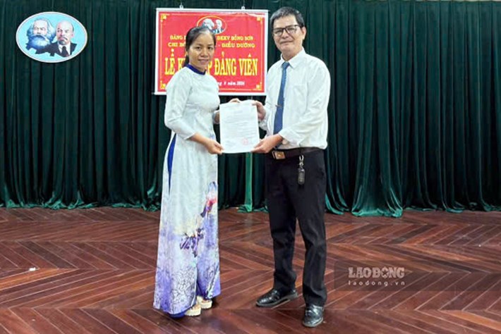 向蓬山地区综合医院基层工会优秀会员郑氏碧艳女士颁发入党决定(摄于9月16日)。图片:辉庄