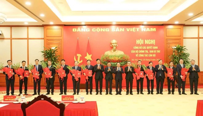 Ủy viên Bộ Chính trị, Thường trực Ban Bí thư Trần Cẩm Tú trao các Quyết định của Bộ Chính trị, Ban Bí thư về công tác cán bộ. Ảnh: Cổng TTĐT Đảng Cộng sản Việt Nam.
