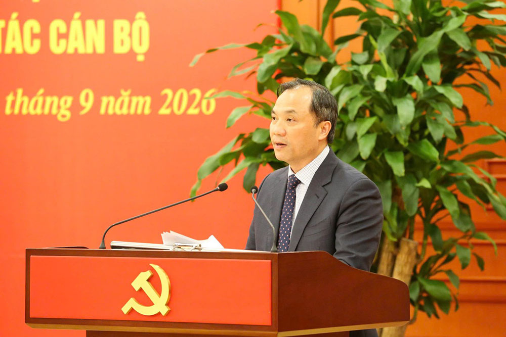 Ủy viên Trung ương Đảng, Phó Trưởng Ban Thường trực Ban Tổ chức Trung ương Hoàng Trung Dũng công bố các quyết định. Ảnh: Cổng TTĐT Đảng Cộng sản Việt Nam.