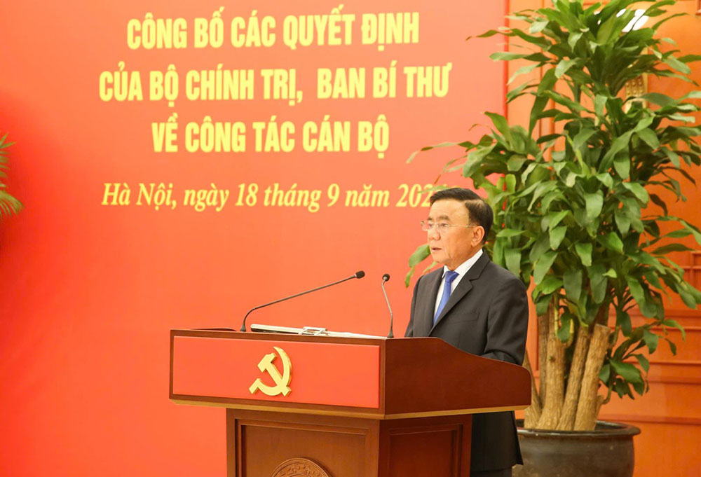 Ủy viên Bộ Chính trị, Thường trực Ban Bí thư Trần Cẩm Tú phát biểu chúc mừng các đồng chí được phân công, điều động đảm nhiệm vị trí công tác mới. Ảnh: Cổng TTĐT Đảng Cộng sản Việt Nam