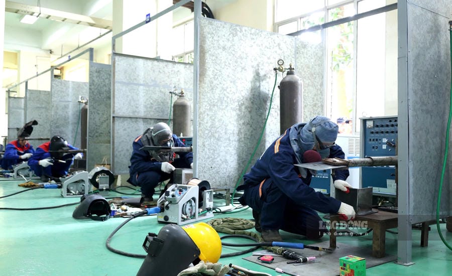 Hội thi Thợ giỏi Thành phố Hà Nội do LĐLĐ Thành phố Hà Nội phối hợp tổ chức là dịp để công nhân lao động tự học hỏi, trau dồi kiến thức và tay nghề nhằm nâng cao năng suất lao động. Ảnh: Kiều Vũ, chụp Hội thi Thợ giỏi Thành phố Hà Nội năm 2025 diễn ra trong các ngày 25 - 26.10.2025