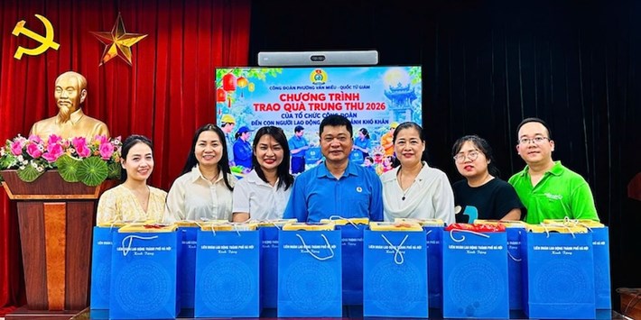 Chủ tịch các công đoàn cơ sở trên địa bàn phường Văn Miếu - Quốc Tử Giám nhận quà Trung thu năm 2026 của Liên đoàn Lao động Thành phố tặng con người lao động có hoàn cảnh khó khăn. Ảnh: Công đoàn phường
