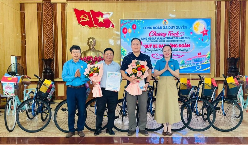 Công đoàn Duy Xuyên tặng hoa cho các đơn vị, công đoàn cơ sở đồng hành tại sự kiện. Ảnh: Công đoàn Duy Xuyên